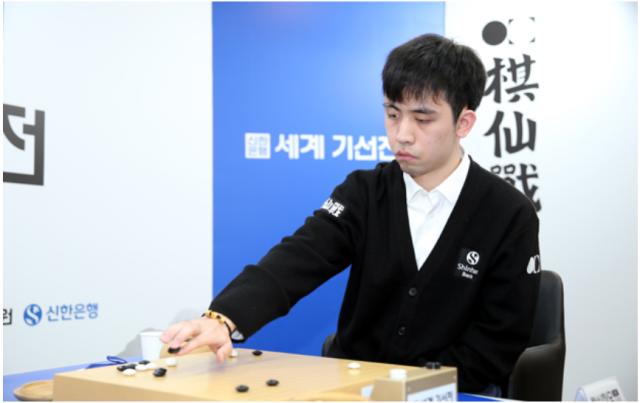 开云-首届新韩银行世界棋仙战决赛首局王星昊出师不利